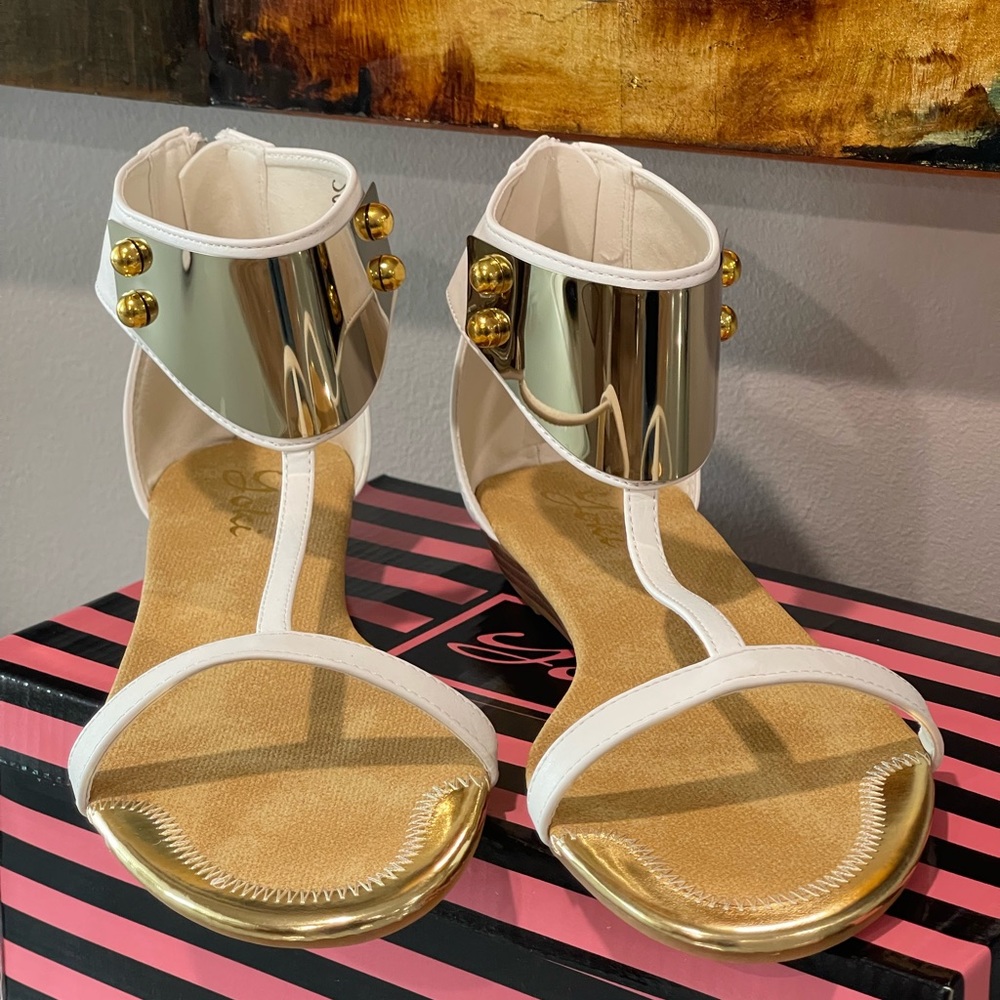 NWT Yoki White Sandals Size 7